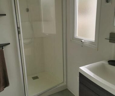 Salle d'eau avec douche et lavabo au camping le lac des rêves 4 étoiles