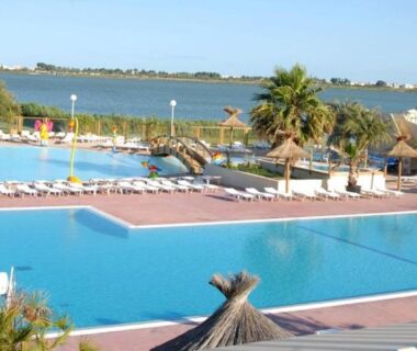 Piscine extérieure avec transats au bord du lac le lac des rêves camping 4 étoiles