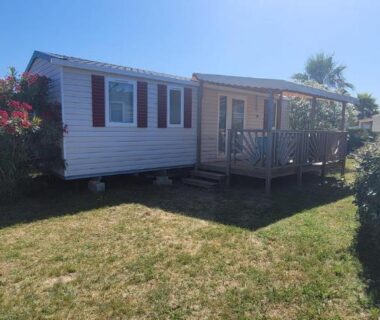 Emplacement herbeux avec mobil-home et terrasse au camping Le lac des rêves 4 étoiles