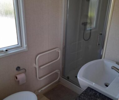 Salle de bain avec douche lavabo et toilettes dans le mobile home Le Victory