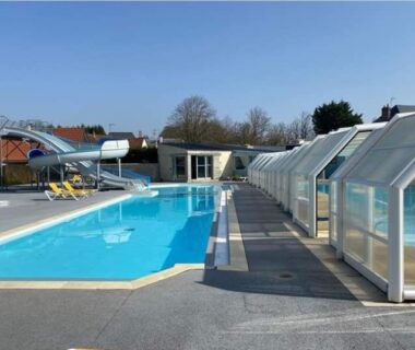 Piscine extérieure couverte avec toboggan au Camping Le Rio près du mobile home Le Victory