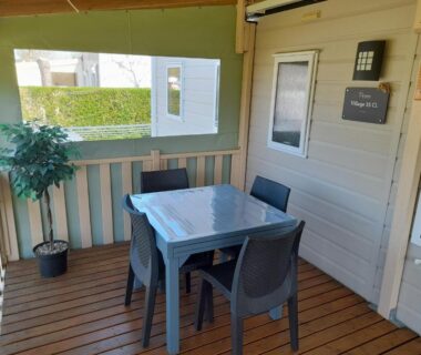 Terrasse couverte avec table et chaises du mobile home Le Victory