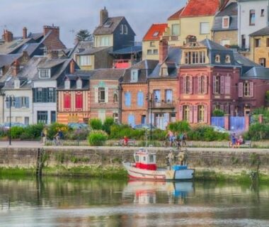 Quai avec petits bateaux et façades colorées au mobile home Le Victory