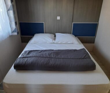 Chambre avec lit double dans le mobile home Le Victory