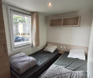Chambre avec deux lits simples dans le mobil-home du camping les Dunes de Contis