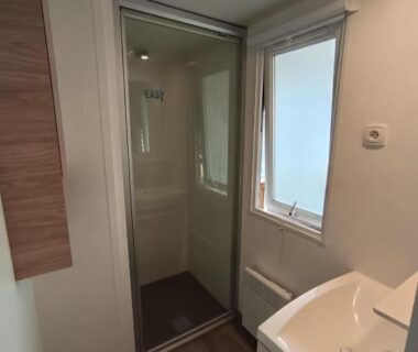 Salle de bain avec douche et lavabo dans un mobil-home aux Dunes de Contis