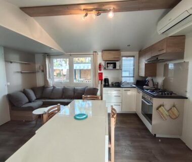 Salon avec kitchenette dans un mobil-home au camping les Dunes de Contis