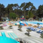 Complexe aquatique avec toboggans et transats au camping les Dunes de Contis