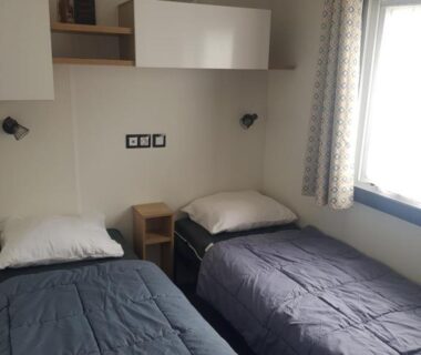Chambre avec deux lits simples dans l'hébergement Les Dunes de Contis