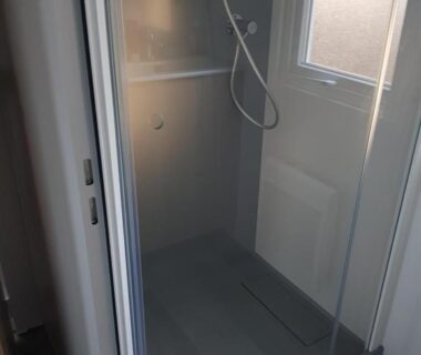 Salle de douche avec cabine et fenêtre dans le mobil-home du camping les dunes de contis