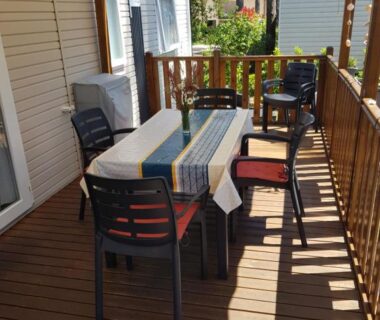 Terrasse en bois avec table et chaises du mobil-home Les Dunes de Contis