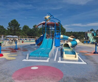 Aire aquatique avec toboggans et pataugeoire au camping les dunes de contis