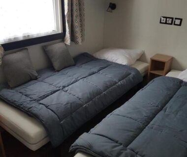 Chambre avec deux lits simples dans le camping les dunes de contis