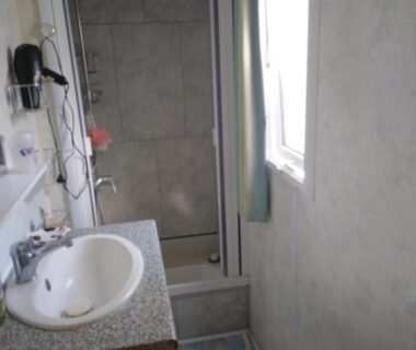Intérieur salle de bain avec douche et lavabo dans le camping les marguerites