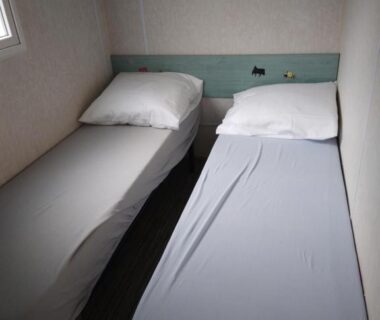 Chambre avec deux lits simples dans un hébergement au camping Les Marguerites