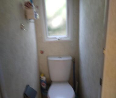 WC étroit avec fenêtre dans le camping les marguerites