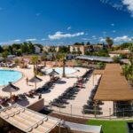 Piscine extérieure et transats au camping Les Sables du Midi Valras Plage