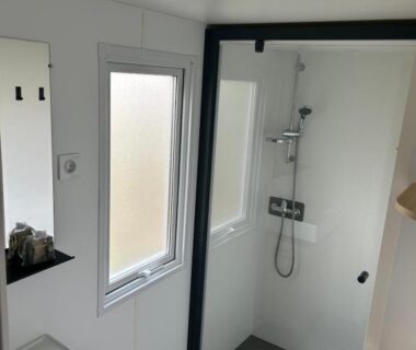 Salle d'eau avec douche et lavabo dans le mobil-home Les Sables du Midi Valras Plage