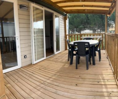 Terrasse en bois avec table et chaises du camping les sables du midi valras plage