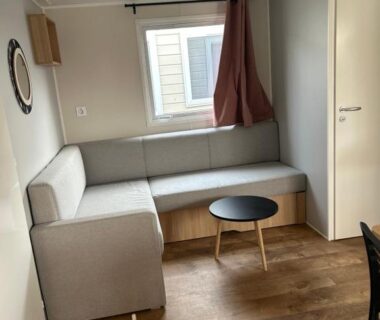 Intérieur coin salon avec canapé d'angle et table basse dans le logement Les Sables du Midi Valras Plage