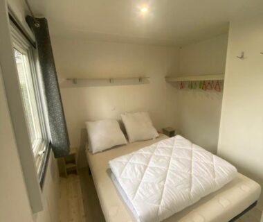 Chambre avec lit double et fenêtre dans l'impasse de la tranquillité