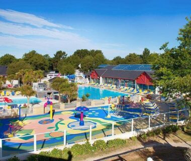Aire de jeux aquatique et bassins extérieurs au camping l'impasse de la tranquillité
