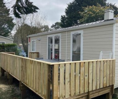 Terrasse en bois devant mobil-home au camping l'impasse de la tranquillité