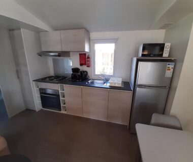 Cuisine équipée dans le mobil home litteau 213