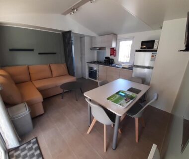 Salon et kitchenette dans le mobil-home du camping litteau 213