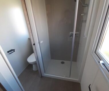 Salle de bains avec douche et WC dans le littteau 213