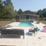 Piscine extérieure et terrasse avec transats au logement au coeur de la nature