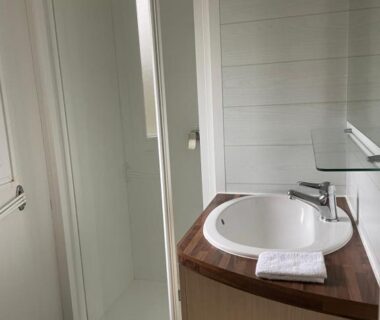 Salle de bain avec douche et lavabo du logement au coeur de la nature
