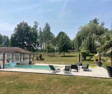Piscine extérieure avec transats dans le logement au coeur de la nature