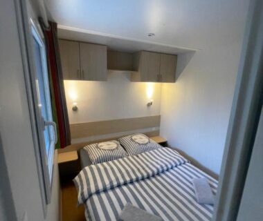 Chambre avec deux lits dans le logement au coeur de la nature