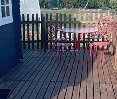 Terrasse en bois avec table et chaises au loue chalet calme tout équipé