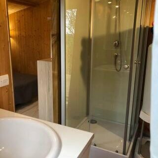 Salle de bain avec douche et lavabo du loue chalet calme tout équipé