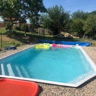 Piscine extérieure avec bouées et petit toboggan du loue chalet calme tout équipé
