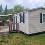 Dans un camping terrasse en bois devant un mobil home dans les Landes mobil home