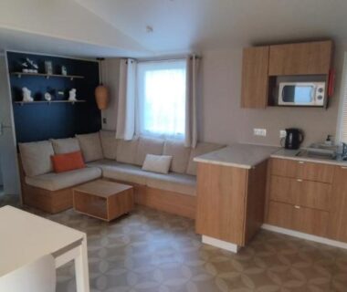 Salon avec kitchenette dans le mobil home 235