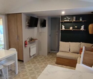 Séjour avec table et canapé dans le mobil home 235