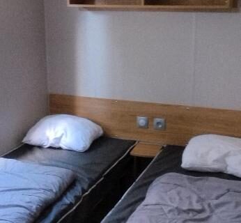 Chambre avec deux lits dans le mobil home 235