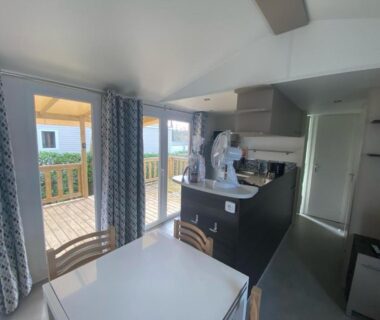 Intérieur avec coin repas et terrasse du mobil home 394 Domaine de Kerlann