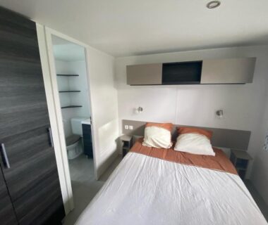 Intérieur chambre avec lit double dans le mobil home 394 au Domaine de Kerlann