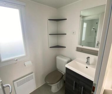 Salle de bains avec toilette et lavabo dans le mobil home 394 Domaine de Kerlann