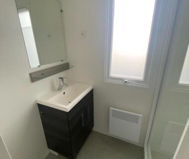 Salle de bains avec lavabo miroir et douche du mobil home 394 Domaine de Kerlann
