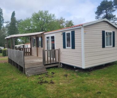 Terrasse en bois et pelouse devant le mobil home