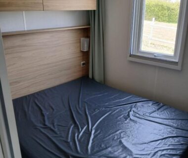 Chambre avec lit double et fenêtre dans le mobil home 4 personne