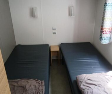 Chambre avec deux lits simples dans le mobil home 4 personne