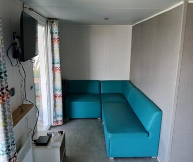 Salon avec banquette d'angle dans le mobil home 4 personne