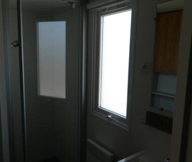 Salle de bains avec cabine de douche et lavabo dans le mobil home 562 Siblu La Reserve